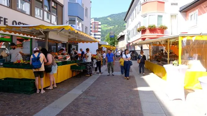 Geöffnet ist der Stadtmarkt Lienz jeden Freitagnachmittag und Samstagvormittag. Das vielfältige Angebot lockt pro Halbtag rund 2000 Besucherinnen und Besucher in die nördliche Altstadt