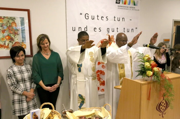 Grund war die traditionelle Kindersegnung durch die Krankenhaus-Seelsorger Joseph Tombert und Charles Ogbunambala (von rechts). 
