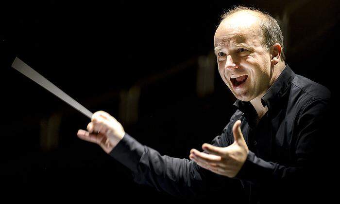 Der neue Chefdirigent Roland Kluttig, der übrigens im Frühjahr  mit einer Neuproduktion von Karol Szymanowkis „Król Roger“ an die Grazer Oper zurückkehrt