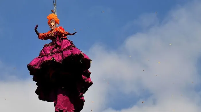 Der "Volo dell'Angelo" ist der traditionelle Engelsflug. An einem Seil gesichert schwebte Karnevalskönigin Claudia Marchiori im lilafarbenen Kleid mit Engelsflügeln in Orange vom ..