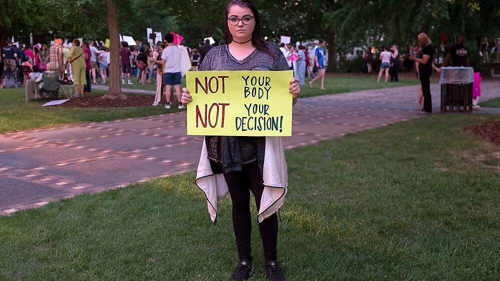 Eine junge Frau, die gegen das neue Gesetz demonstriert