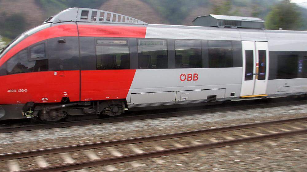 Im Zug Graz-Bruck kam es zu dem Übergriff (Sujet)
