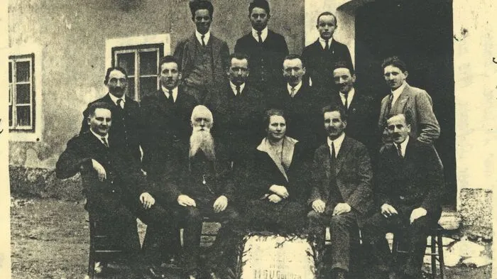 Der Chor im Jahr 1919, angeführt von einer Chorleiterin