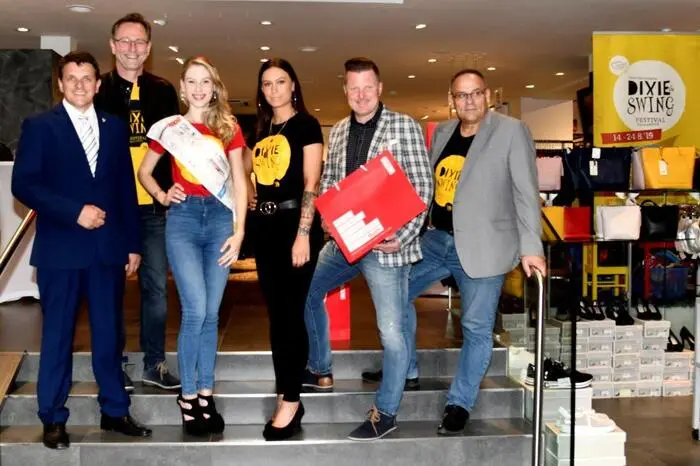 Gemeinsam mit Johannes Hödl, Veranstalter des internationalen Festivals, und Roth-Geschäftsführer Rainer Rauch stellte Robitschko das neue T-Shirt, das es in den Farben rot, schwarz oder gelb gibt, vor.