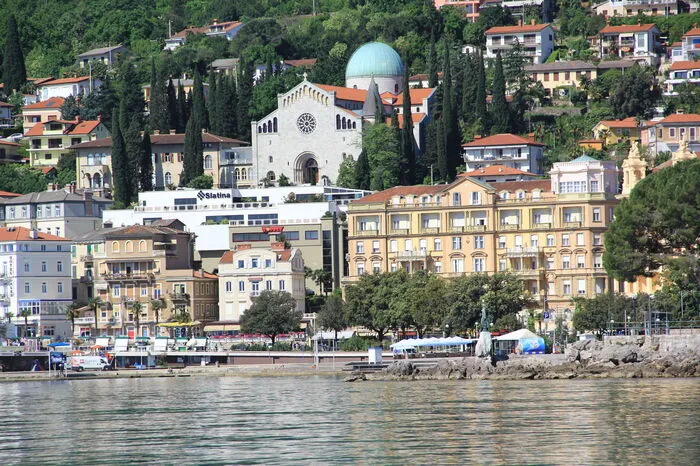 Der Ortskern, von Opatija vom Meer aus gesehen, mit den zahlreichen prächtigen Villen.