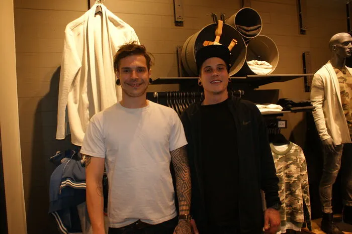 Ramon Leitner, 25 und Christoph Nadrag, 24: Den Kleidungsstil der beiden Jungs würden sie selbst mit sportlich und lässig beschreiben. Auch sie versuchen, mit der Mode zu gehen. Dabei achten sie auch auf die Gemütlichkeit der Kleidungsstücke. Eines der Lieblingsaccessoires ist für beide eindeutig das Kapperl. Die Schuhe spielen aber auch für beide eine große Rolle. Dabei bevorzugen sie coole Sneaker. Bei Christopher Nadrag dürfen im Kleiderschrank auf keinen Fall Calvin Klein-Unterhosen fehlen.
