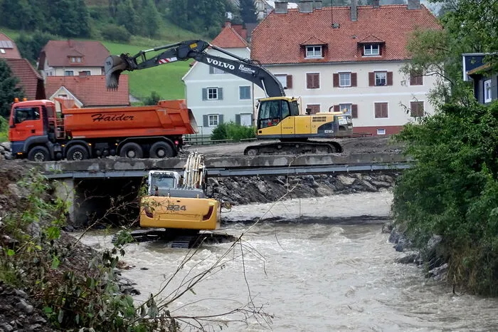 Der Schöttlbach wird hergerichtet, damit er neue Wassermassen aufnehmen kann.
