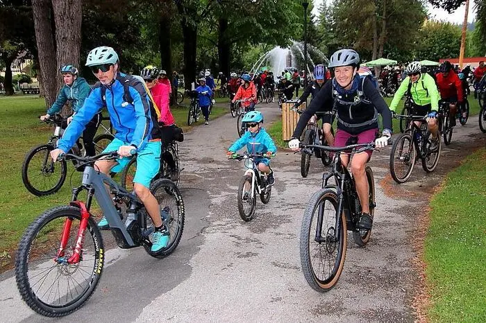 Rund 300 Radfahrer und Radfahrerinnen machten sich auf zu den beiden unterschiedlich langen Touren. Die Streckensicherung übernahm die Freiwillige Feuerwehr.