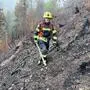 Ein Feuerwehrmann im abgebrannten Wald | 110 Hektar Wald sind dem größten Brand in der Geschichte Kärntens zum Opfer gefallen