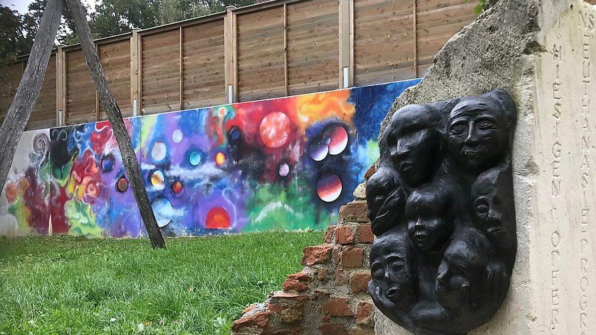 Private Initiative: das Denkmal am Gelände der Waldorfschule	 