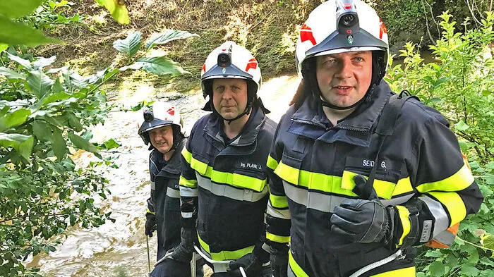 Platz 15: Johann Foit, Josef Plank und Gerald Seidl (von links) sowie Thomas Friedl (nicht im Bild) waren an der Rettung eines Mannes in Pircha (Gemeinde Ludersdorf-Wilfersdorf) beteiligt, der in Folge der Unwetter in den reißenden Rabnitzbach gestürzt war. Der Mann hatte eine Stauwehr einer Firma überprüft, als in die Wassermassen mitrissen. Mehr dazu...