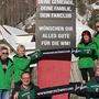 v.l. Rudi Schwarz, Angelika Schwarz, Michael Maier, Beatrix Kerschbaumer, Anja Schmied und Wolfgang Kerschbaumer wünschen Marco Schwarz viel Glück bei der Ski-WM.