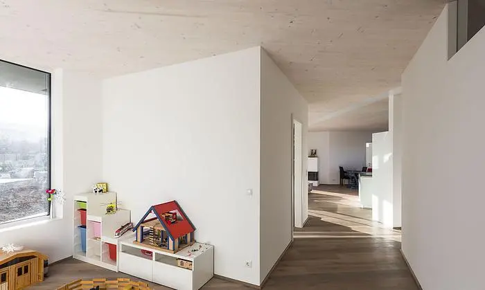 Der Blick vom offenen Spielzimmer in Richtung Koch-Ess-Wohnbereich 