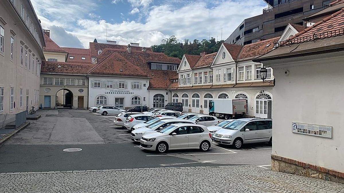 Der hintere Teil des Burghofs ist derzeit Fuhrpark - um die Autos hier wegzubekommen und die Fläche zu begrünen, wird über eine Tiefgarage nachgedacht