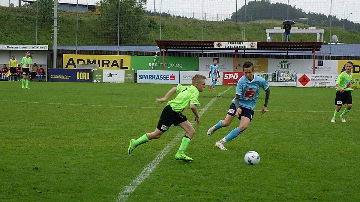 Im Schülerliga-Landesfinale in Voitsberg besiegte die SMS Graz-Bruckner (grün) das BG/BRG Kapfenberg mit 1:0