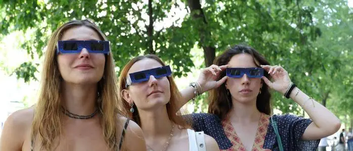 Wer bei der Sonnenfinsternis direkt in die Sonne schauen will, sollte unbedingt eine spezielle Sonnenfinsternis-Brille tragen (Archivfoto)