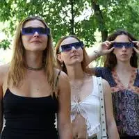 Wer bei der Sonnenfinsternis direkt in die Sonne schauen will, sollte unbedingt eine spezielle Sonnenfinsternis-Brille tragen (Archivfoto)