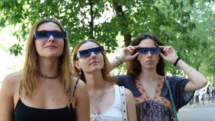 Wer bei der Sonnenfinsternis direkt in die Sonne schauen will, sollte unbedingt eine spezielle Sonnenfinsternis-Brille tragen (Archivfoto)