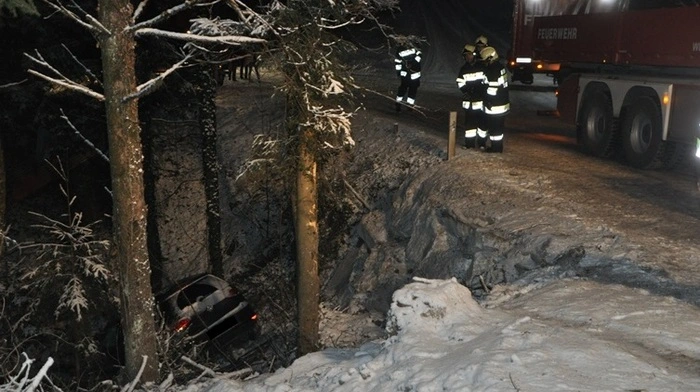 In der gestrigen Nacht kam eine Fahrzeuglenkerin mit ihrem Pkw am Bocklochweg in Afling von der Straße ab.