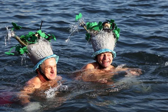 Bei einer Wassertemperatur von 6,5 Grad stürzten sich genau 100 Schwimmer ins kalte Wasser. 