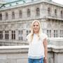 Meret Baumann vor der Staatsoper in Wien: „Ich sehe diese Brücken nicht so richtig, die da gebaut werden. Was ich sehe, sind enge wirtschaftliche Verflechtungen.“ 