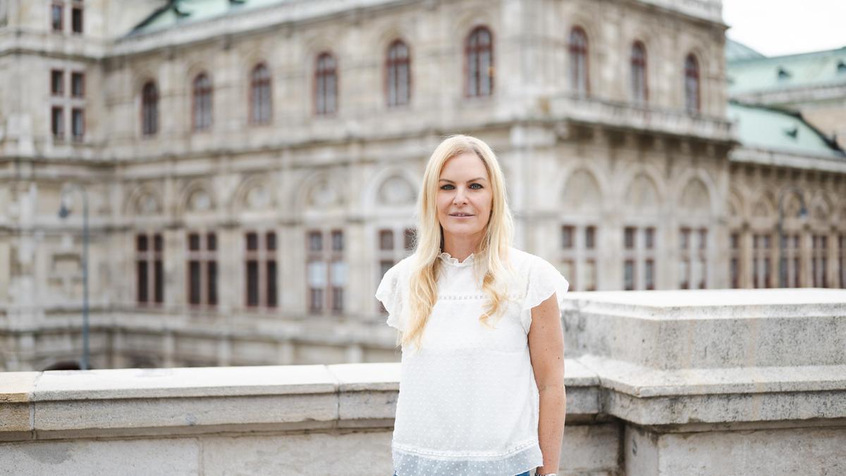 Meret Baumann vor der Staatsoper in Wien: „Ich sehe diese Brücken nicht so richtig, die da gebaut werden. Was ich sehe, sind enge wirtschaftliche Verflechtungen.“ 