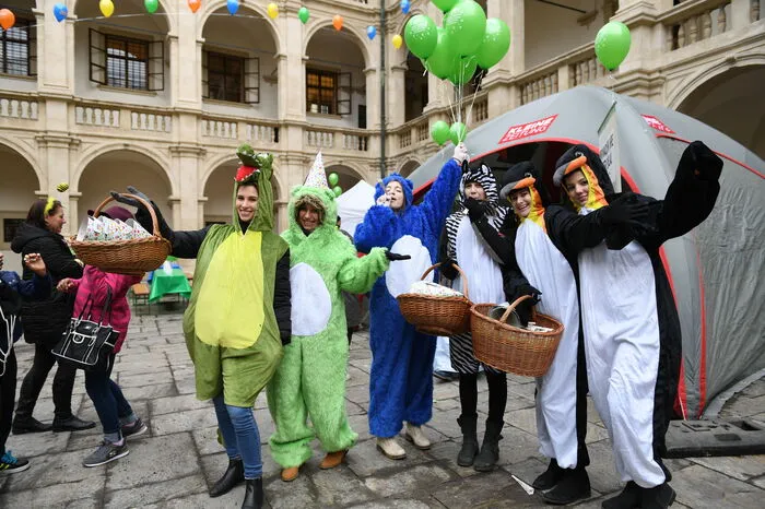 Für Gäste gibt es 6000 köstliche Faschingskrapfen von Sorger und für die Kleinen Gratis-Würstel und Gratis-Tee.