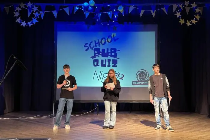 In diesem Rahmen schlüpften die Schüler und Schülerinnen für einen Abend in die Rolle ihrer Lehrkräfte: Sie stellten die Fragen, moderierten die Veranstaltung selbst und führten souverän durch den Abend.