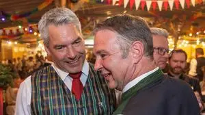 ALTAUSSEE,AUSTRIA,04.SEP.23 - Kiritag Altaussee, Bierzelt, Ausseerland;
Bild zeigt Bundeskanzler Karl Nehammer und Andreas Babler.
Foto: Harald Steiner