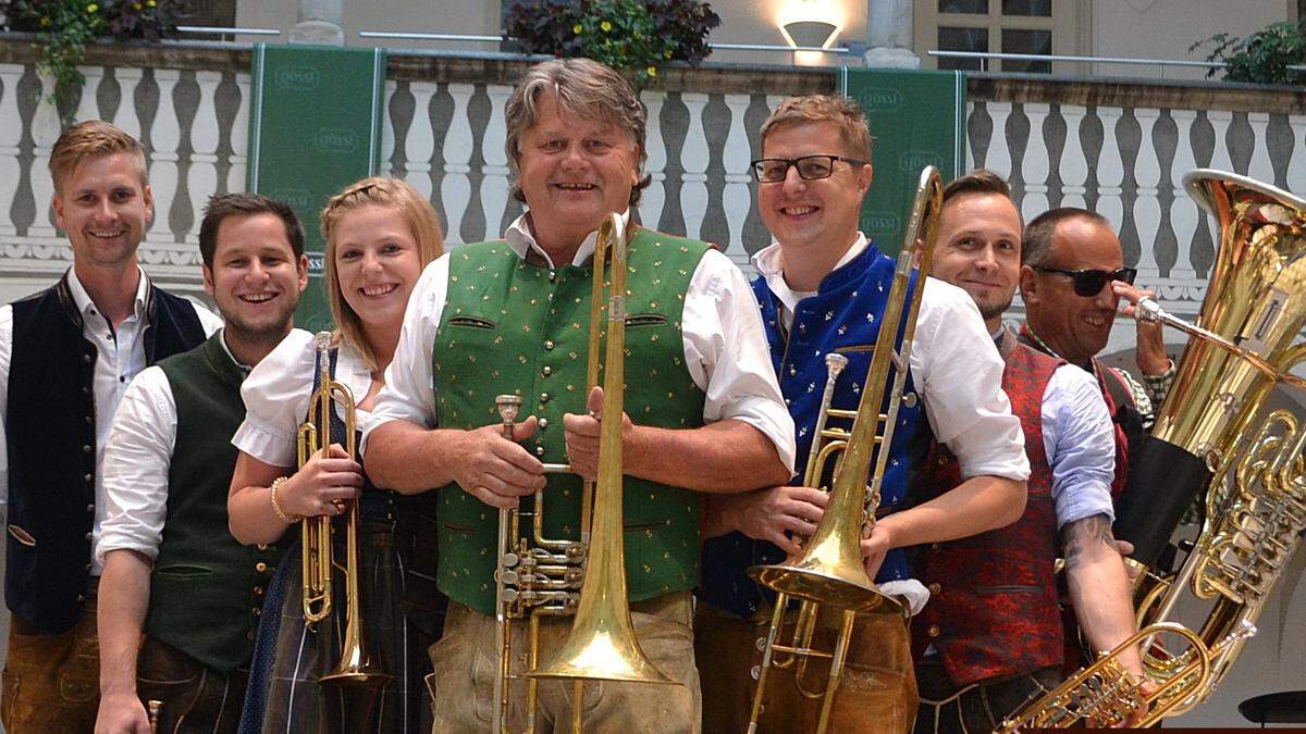 Am Stadtfest in Straßburg spielt die Ebersteiner Kirchtagsmusi auf.