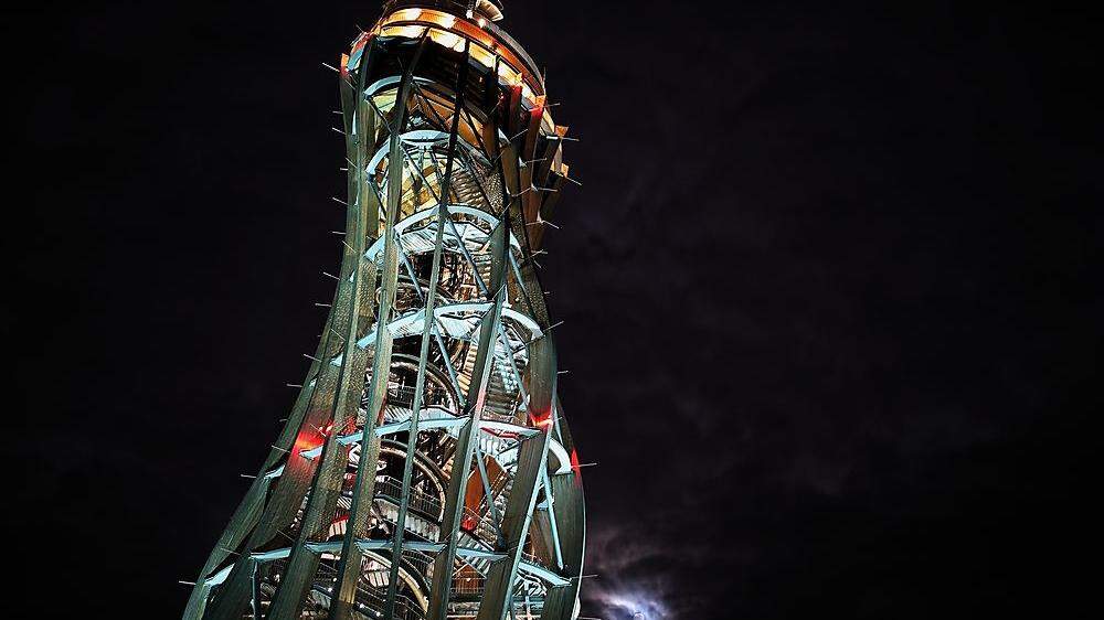 König der Nacht: So richtig leuchten wird der Turm ab dem 19. Juni, in der Vergangenheit leuchtete er manchmal schon ein bisschen