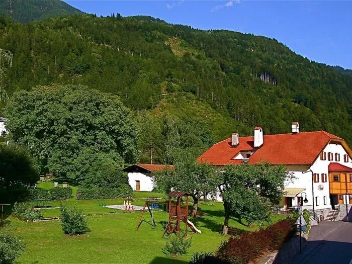 Das 350 Jahre alte Haus umgibt ein großer Garten