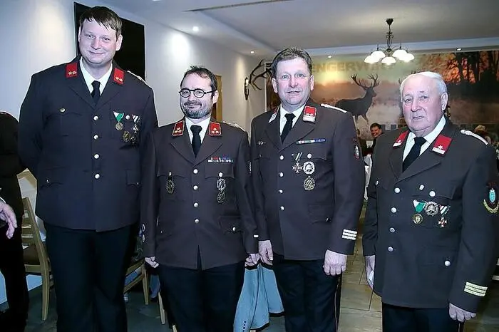 Hauptbrandinspektor Wolfgang Marschnig und OBI Lukas Gallaun konnten unter den zahlreichen Besuchern mit einer Reihe von Feuerwehren-Abordnungen auch Bürgermeister Markus Prettenthaler und Altbürgermeister Gottfried Preßler begrüßen.