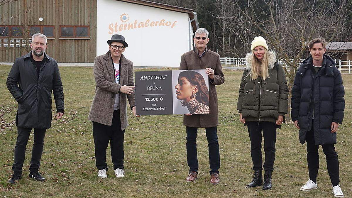 Andy Pirkheim und  Wolfgang Scheucher von Andy Wolf übergaben mit Helena Milchrahm und Simon Rupp von Bruna die Spende an Sterntalerhof-Geschäftsführer Harald Jankovits