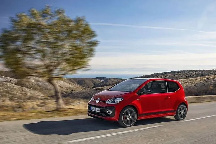 Zu erkennen gibt sich der stärkste Up an den typische GTI-Insignien. Seitlich sind es die schwarzen Doppel-Querstreifen über den breiten Seitenschweller-Abdeckungen.