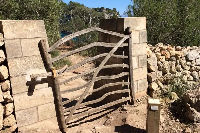 Die Holzgatter, die einzelne Grundstücke entlang des "Camí de Cavalls" abgrenzen, sind aus wilden Olivenbäumen gefertigt.