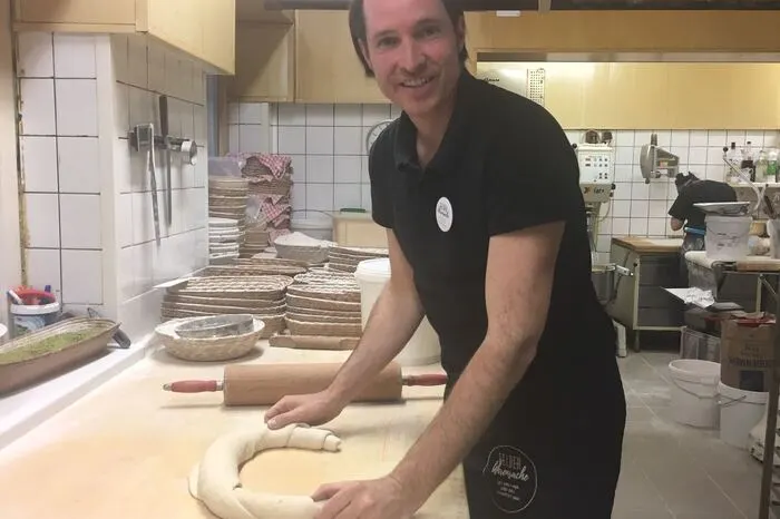 Mit einem Schwung das Kipferl formen.