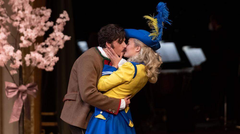 Im Klagenfurter Stadttheater, hier etwa beim „Vogelhändler“, darf wieder geküsst werden