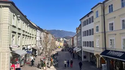 Die Villacher Innenstadt, ein paar Menschen gehen über den Hauptplatz