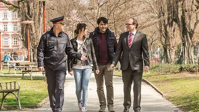 Sie beschreiten neue Wege im Volksgarten: Polizist Kosmus, Julia und Fereydun von der "Drehscheibe" und Pfarrer Nitsche