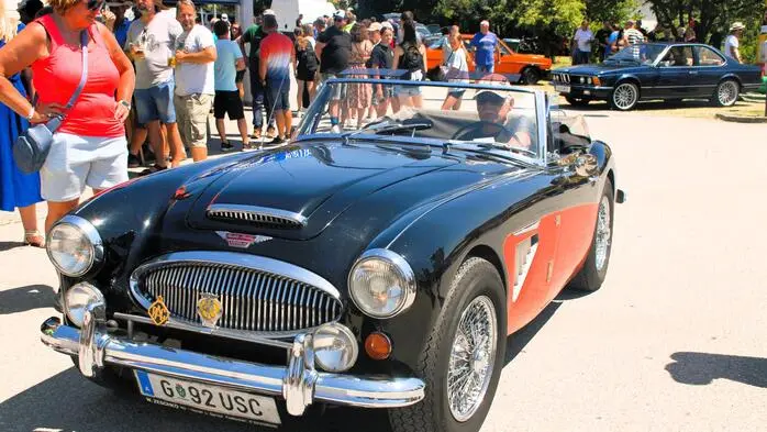 Es ist eine bereits lieb gewonnene Tradition , dass sich alljährlich die Oldtimerfans in Markt Hartmannsdorf treffen.