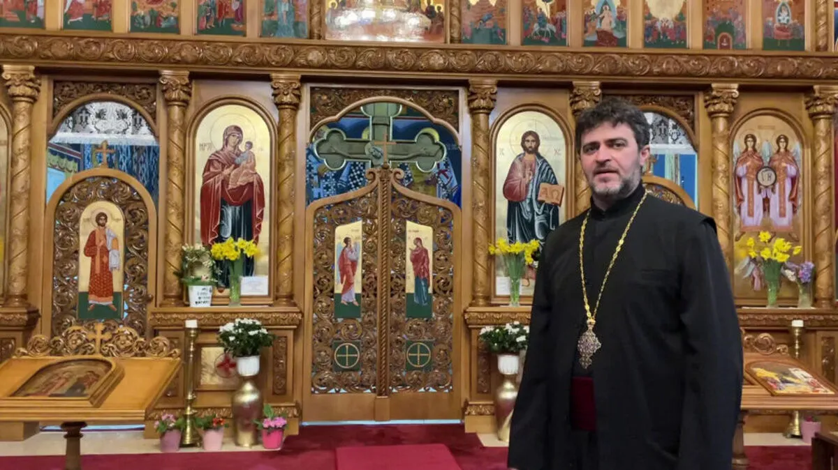 Pfarrer Ioan Cristian Greucean vor der farbenprächtigen Ikonenwand im Inneren der Kirche