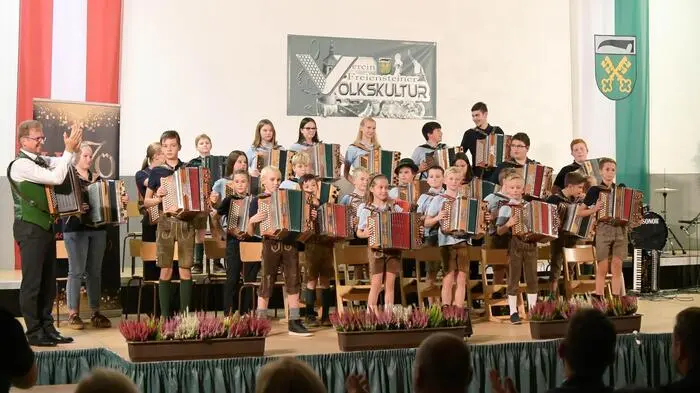 Das Jubiläumsjahr des Harmonikaverbandes Österreich (HVÖ) fand seinen würdigen Abschluss mit dem dritten großen 70 Jahre Festkonzert in St. Peter-Freienstein, bei dem die Steirische Harmonika im Vordergrund stand.