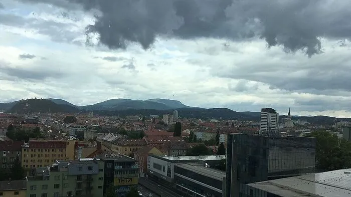 Dicke Regenwolken über Graz