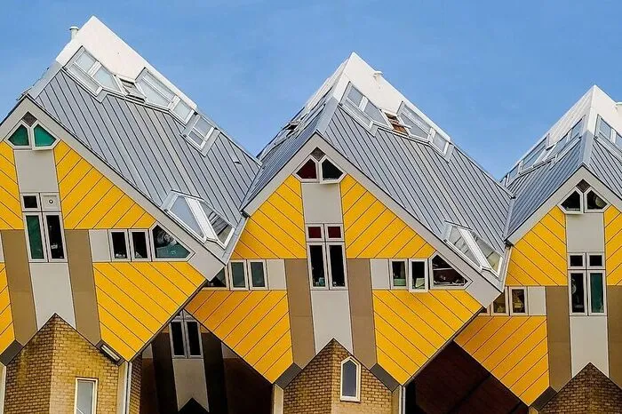 Dem besonderen Flair kann sich auch die Künstlerszene nicht entziehen, die in den zahlreichen angesagten Bars und Restaurants anzutreffen ist. Und wer bis jetzt immer noch nicht genügend Fotomotive gesammelt hat, sollte mal einen Blick auf Rotterdams Skyline werfen.