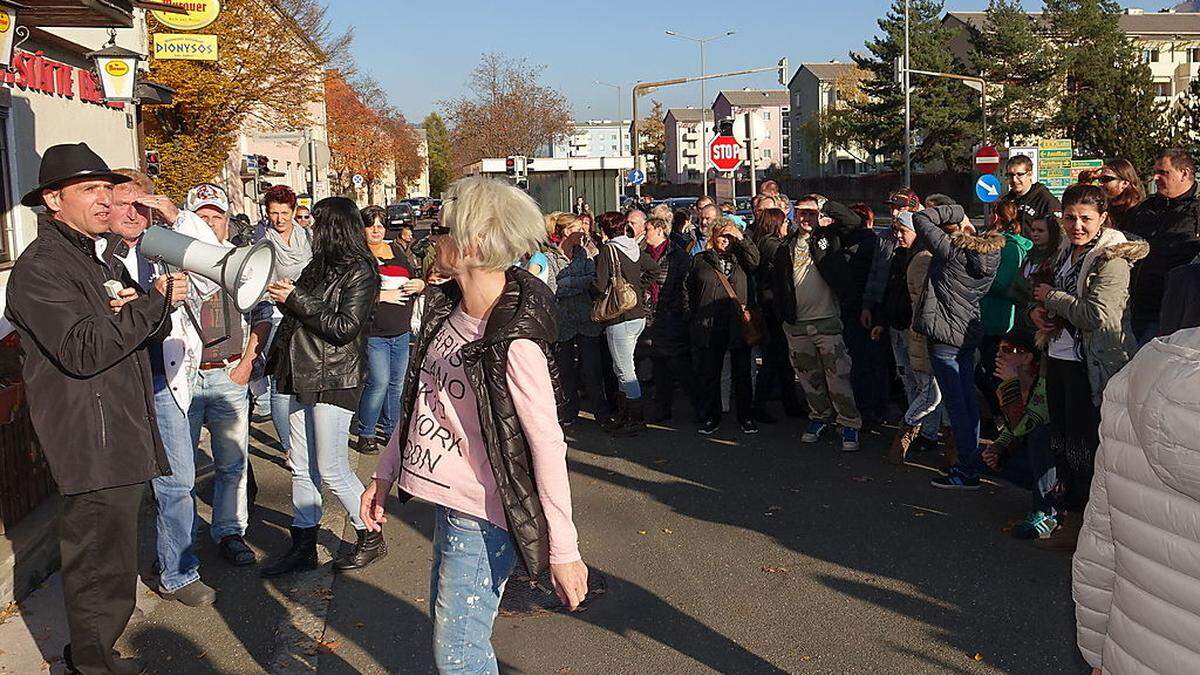Knapp 80 Frauen und Männer nahmen gestern Nachmittag in Leoben-Lerchenfeld an einer geplanten „Protestdemo gegen Flüchtlingsunterbringung im Massenquartier Baumax“ teil