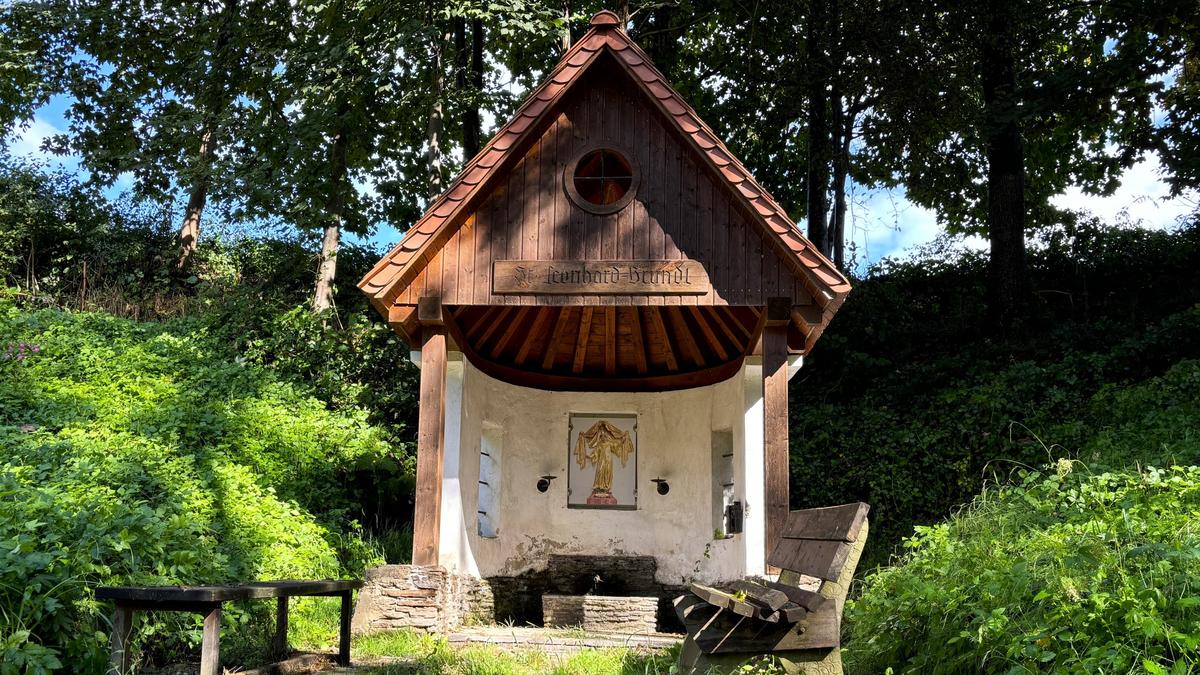 Eine kleine Kapelle umgibt die Quelle in Gabersdorf