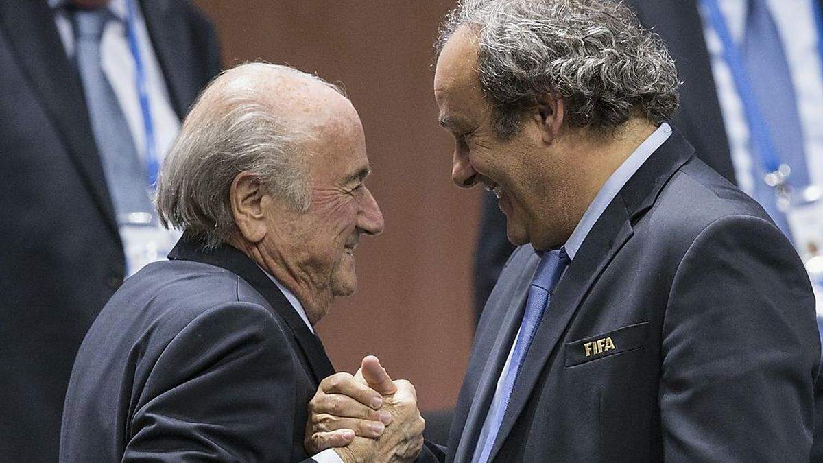 Joseph Blatter und Michel Platini (r.)