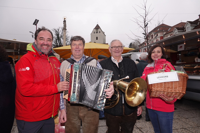 Livemusik von "Strobl &amp; Flicker" - auf dem Foto mit dem Leiter des Stadtmarketings Axel Dobrowolny und Nadja Ludersdorfer.