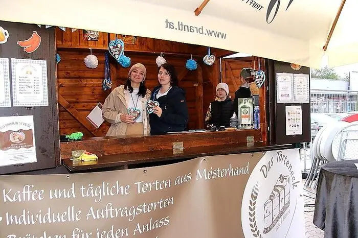 Auf einer durch Zelte überdachten Fläche von rund 1.500 Quadratmetern boten acht Vereine Spezialitäten an, die von Krapfen über Lebkuchenherzen bis zu Weißwürsten und Bier reichten.